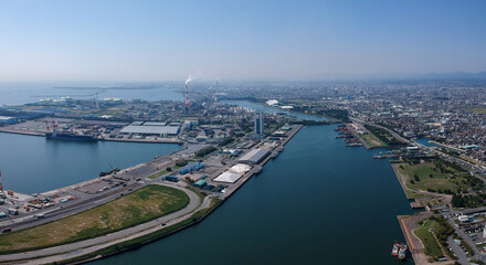 Fototapeta na wymiar 航空撮影した四日市港の風景