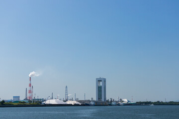Fototapeta na wymiar 四日市港のコンテナターミナルの風景