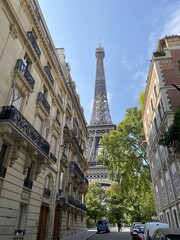 La tour Eiffel vue depuis une rue de Paris