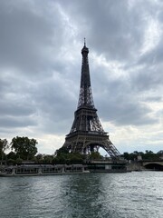 Fototapeta na wymiar Tour Eiffel vue depuis un quai de Seine à Paris