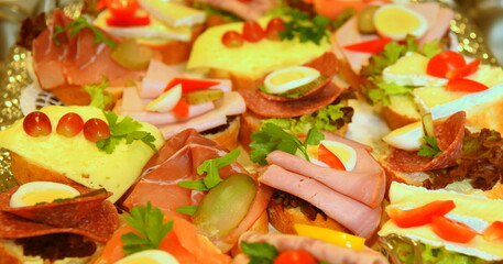Fototapeta na wymiar Bunte Platte mit köstlichen Schnittchen auf einem Buffet