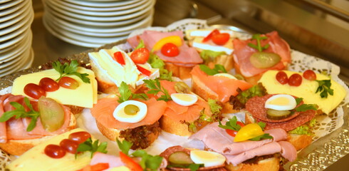 Sch&ouml;n dekorierte Schnittchen auf einem kalten Buffet