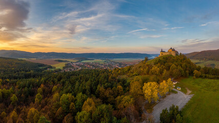Obraz premium Krasna Horka castle from above in the background with the village