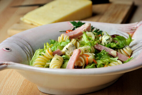 Salade de fusilli et lardons cuits