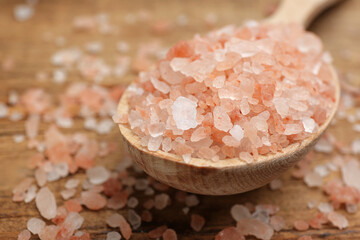 Fototapeta na wymiar Spoon and pink himalayan salt on table, closeup