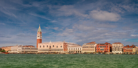 Obraz premium Panoramic view of Doge Palace, Campanile and San Marco square from Grand Canal main water area during evening warm sunset, Venice, Italy.