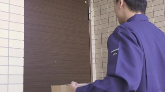宅配業者と住人