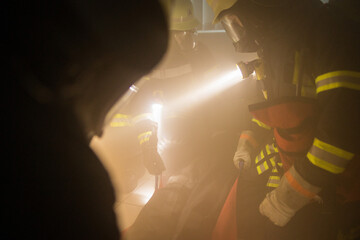 Feuerwehrmann mit Atemschutz während einer Übung