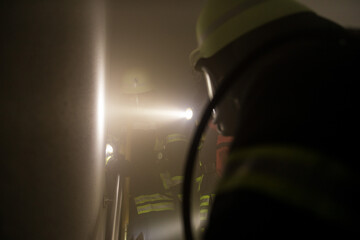 Feuerwehrmann mit Atemschutz während einer Übung