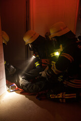 Feuerwehrleute mit Atemschutz während einer Personenrettung
