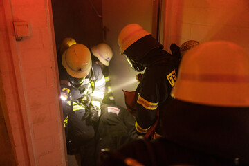 Feuerwehrleute mit Atemschutz während einer Personenrettung