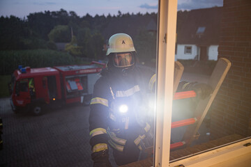 Feuerwehrmann am Fenster
