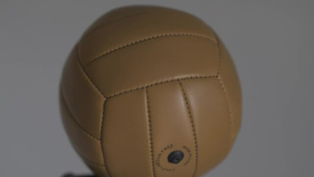Balón de fútbol antiguo, sobre fondo blanco