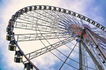 Riesenrad in Paris mit blauem Himmel - schräg von unten