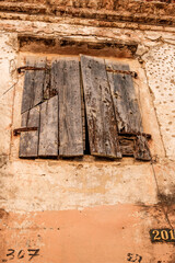 Fenster mit Fensterladen in verlassenen Steinhäusern