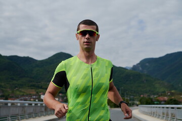 Naklejka premium triathlon athlete running on street