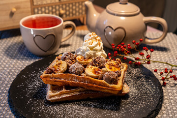 Waffeln Eis Sahne Kaffee Kuchen Erdbeeren Heidelbeeren Brombeeren Ananas