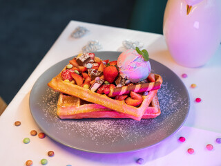 Waffeln Eis Sahne Kaffee Kuchen Erdbeeren Heidelbeeren Brombeeren Ananas