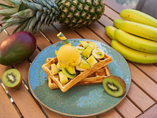 Waffeln Eis Sahne Kaffee Kuchen Erdbeeren Heidelbeeren Brombeeren Ananas