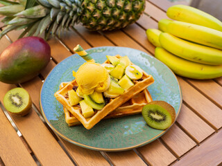 Waffeln Eis Sahne Kaffee Kuchen Erdbeeren Heidelbeeren Brombeeren Ananas