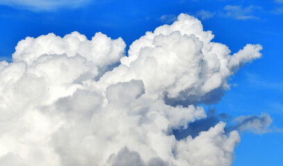 nubes blancas y cielo azul