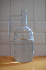 carafe d'eau transparente.