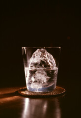 ロックグラスと氷