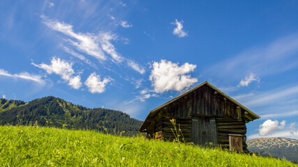 Eine leerstehende Almhütte im Kleinwalsertal in Österreich 