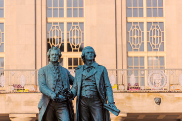 Fototapeta na wymiar Goethe-Schiller-Denkmal in Weimar im Sonnenlicht am Morgen bei blauem Himmel