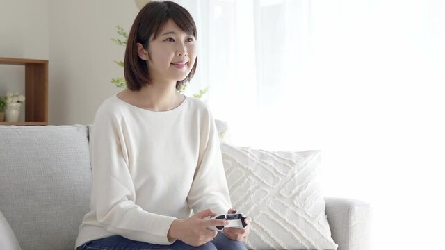 リビングでテレビゲームをする女性