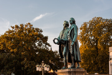 Fototapeta na wymiar Goethe-Schiller-Denkmal in Weimar im Sonnenlicht am Morgen bei blauem Himmel