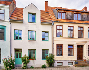 Obraz premium Small old houses with shingle roof in the old town of Wismar.