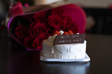 will you marry meのチョコプレート付きのショートケーキと12本のバラ