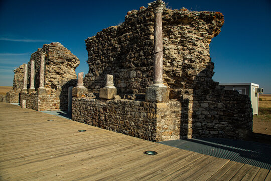 Vista de escenario de teatro romano con tarimas de madera modernas