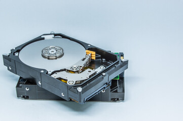 Obraz premium ハードディスクドライブ（HDD)の蓋を開けた中の様子。白い背景。