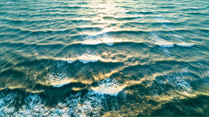 Obraz premium Sea waves on the beautiful morning sea