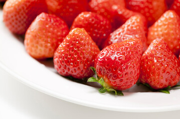 白い皿にイチゴ