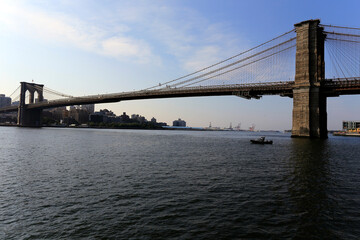 Fototapeta na wymiar Die Brooklyn Bridge in New York City ist eine kombinierte Hänge- und Schrägseilbrücke und verbindet Manhattan mit Brooklyn. Manhattan, New York City, New York, USA