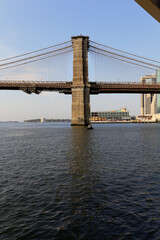 Die Brooklyn Bridge in New York City ist eine kombinierte Hänge- und Schrägseilbrücke und verbindet Manhattan mit Brooklyn. Manhattan, New York City, New York, USA