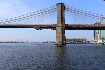 Fototapeta na wymiar Die Brooklyn Bridge in New York City ist eine kombinierte Hänge- und Schrägseilbrücke und verbindet Manhattan mit Brooklyn. Manhattan, New York City, New York, USA