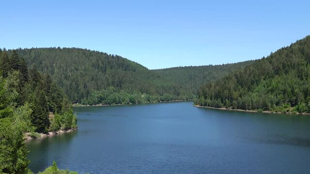 Schwenk &uuml;ber die Talsperre Kleine Kinzig bei Alpirsbach, Schwarzwald, Deutschland - vom hinteren See &uuml;ber den Turm zur Staumauer