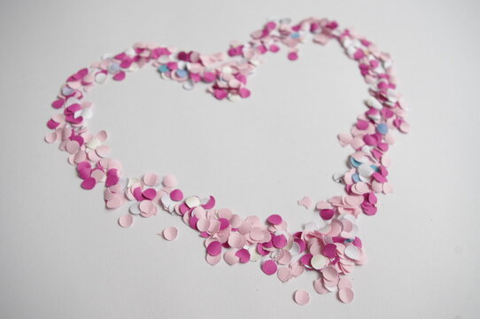 coeur en confettis roses