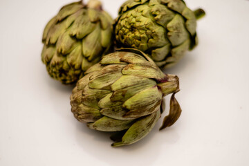 Obraz premium primer plano de alcaucil sobre base blanca