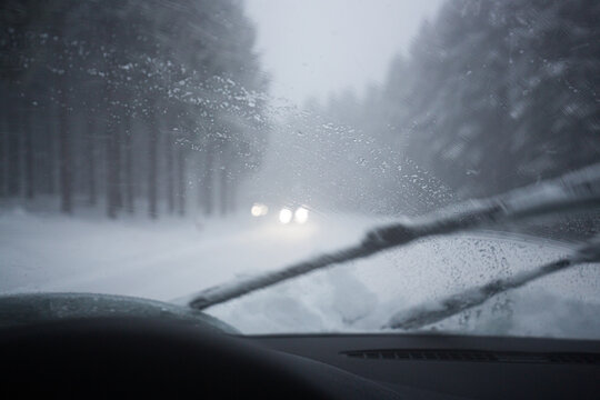 Autofahren in in einem Schneesturm, aufgenommen aus sicht des Fahrers