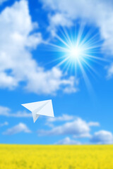 青空と太陽に紙飛行機