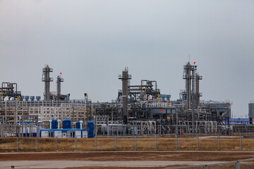 Obraz premium Oil refinery and gas processing plant in desert. Panorama view.