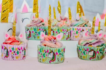 Cupcakes de unicornio. Muffins de cumpleaños.