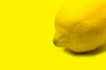 Limão siciliano com fundo amarelo