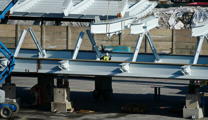 Lavorazioni in cantiere con carrello semovente di sollevamento. 
