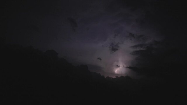 Cielo di notte con fulmini e lampi